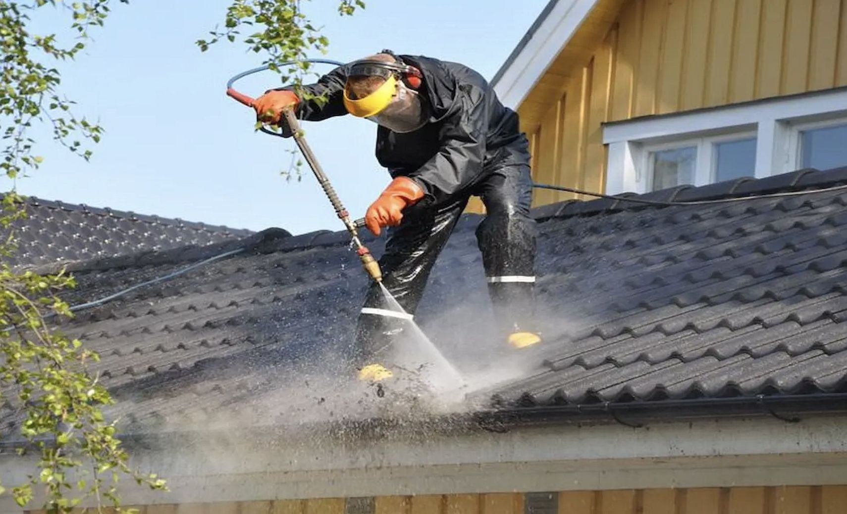 How Much Does It Cost to Have Someone Clean Your Gutters